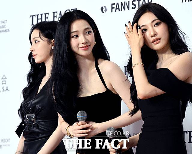 <더팩트>가 주최하고 팬앤스타와 더스퀘어이엔엠이 주관하는 '2025 더팩트 뮤직 어워즈(THE FACT MUSIC AWARDS, TMA)'가 20일 오후 '마카오 아웃도어 퍼포먼스 베뉴'에서 열린 가운데 그룹 에스파(aespa)의 카리나가 인터뷰를 하고 있다. /배정한 기자