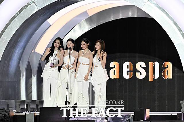 [더팩트ㅣ마카오=서예원 기자] <더팩트>가 주최하고 팬앤스타와 더스퀘어이엔엠이 주관하는 '2025 더팩트 뮤직 어워즈(THE FACT MUSIC AWARDS, TMA)'가 20일 오후 '마카오 아웃도어 퍼포먼스 베뉴'에서 열린 가운데 그룹 에스파가 '올해의 아티스트'를 수상하고 있다. /마카오=서예원 기자