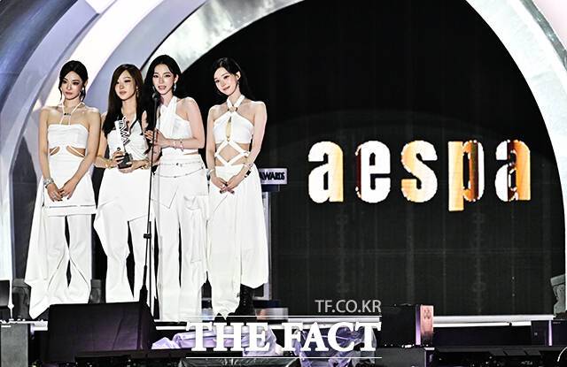 <더팩트>가 주최하고 팬앤스타와 더스퀘어이엔엠이 주관하는 '2025 더팩트 뮤직 어워즈(THE FACT MUSIC AWARDS, TMA)'가 20일 오후 '마카오 아웃도어 퍼포먼스 베뉴'에서 열린 가운데 그룹 에스파가 심사위원 특별상을 수상한 뒤 소감을 밝히고 있다. /마카오=배정한 기자