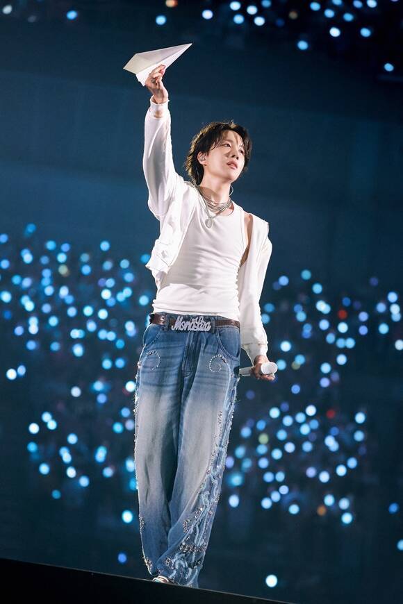 제이홉은 20일 오후 7시(현지 시각) 마카오 아웃도어 퍼포먼스 베뉴(Macao Outdoor Performance Venue, 澳門戶外表演區)에서 열린 '2025 더팩트 뮤직 어워즈’에서 'TMA 베스트 – 봄' 상의 주인공이 됐다. /빅히트 뮤직