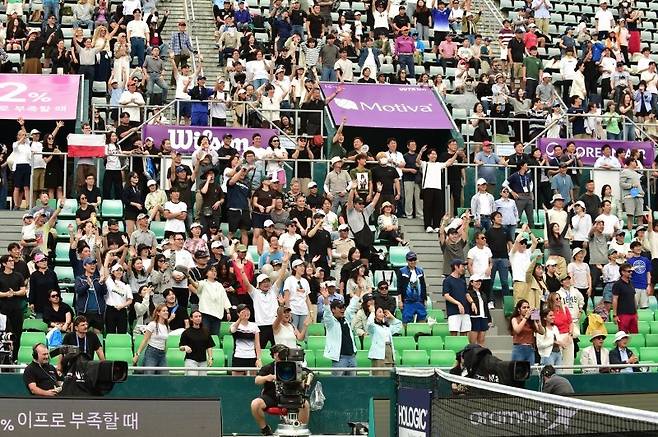 이가 시비옹테크의 8강전 경기를 지켜보는 관중들(사진제공/코리아오픈)