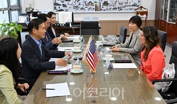 황효진 글로벌도시정무부시장이 19일 시청 접겹실에서 알래스카주 상무·지역사회·경제개발부 줄리 샌디(Julie Sande) 장관을 접견하고 상호 협력방안 등을 논의하고 있다.
