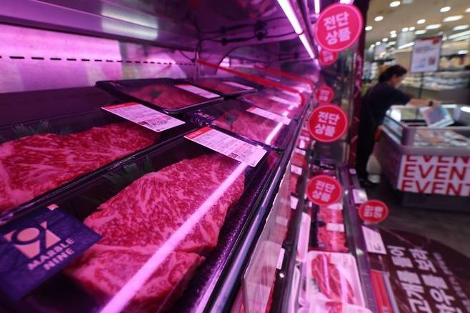 서울 시내 한 대형마트의 국산쇠고기 매대. 연합뉴스