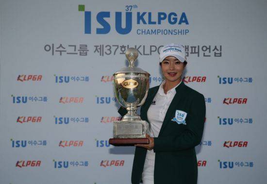 안신애가 2015년 KLPGA 챔피언십 우승 직후 트로피를 들고 환하게 웃고 있다. KLPGA 제공
