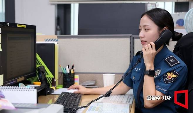 경기 광주경찰서 여청과 소속 안승현 순경이 긴급 신고 전화를 받고 있다. 윤동주 기자