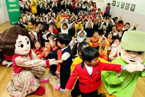 어린이재단 실종아동전문기관에서 유치원을 찾아 유괴 예방수칙 3단계 구호(‘안돼요! 싫어요! 도와주세요!’)를 선정, 역할체험극을 통해 교육시키는 모습. /조선일보유