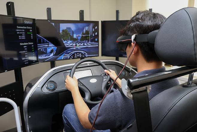 15일 오전 경기 양평군 국립교통재활병원에서 본지 김도균 기자가 운전자의 운전 능력을 평가하는 VR(가상 현실) 시뮬레이션 장비를 체험하고 있다. 경찰은 이 장비를 전국 운전면허 시험장에 보급할 예정이다. / 고운호 기자