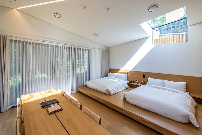 '수락 휴'의 숙박 시설. 창을 통해 내다보이는 숲과 하늘이 최고의 인테리어다. / 이신영 영상미디어 기자