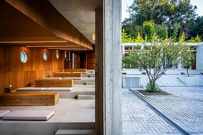 '메덩골정원'의 대표 건축물 중 하나인 건축가 승효상의 '선곡서원'. 메덩골정원은 승효상을 비롯해 국내외 내로라하는 건축, 조경 전문가들이 참여했다. / 이신영 영상미디어 기자