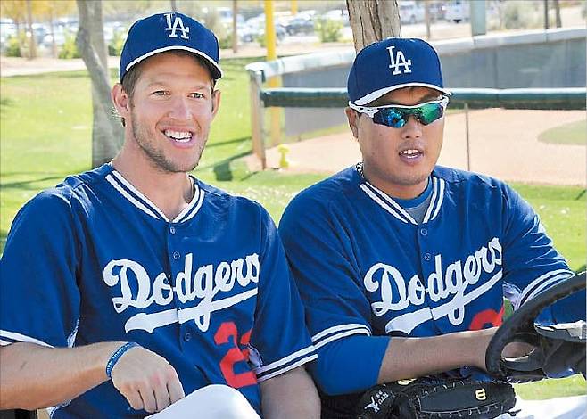 LA 다저스류현진·커쇼 함께 뛴 ‘그때 그 시절’LA 다저스 소속이던 류현진(오른쪽)이 2014년 초 커쇼와 함께 카트를 타고 스프링캠프 훈련장으로 이동하고 있다.