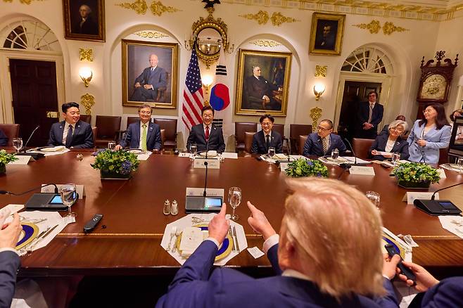 지난달 28일 미국 워싱턴 DC 백악관에서 이재명(가운데) 대통령을 비롯한 한국 측 회담 참석자들이 도널드 트럼프 미 대통령과 오찬 회동을 하는 모습. 미국은 한국과의 관세 협상에서 3500억달러의 대미 투자를 요구하고 있다/ 이재명 대통령 소셜미디어