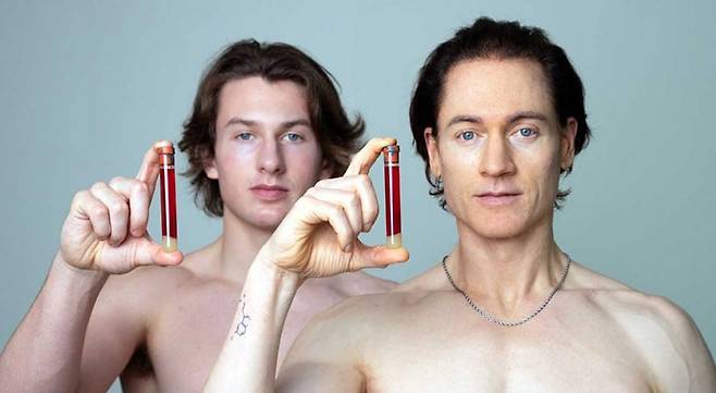 대표적 ‘바이오해커’ 브라이언 존슨(오른쪽)과 그의 아들. 자신만의 ‘항노화 프로젝트’의 일환으로 당시 17세 아들의 혈장도 수혈을 받았다.  /브라이언 존슨 인스타그램