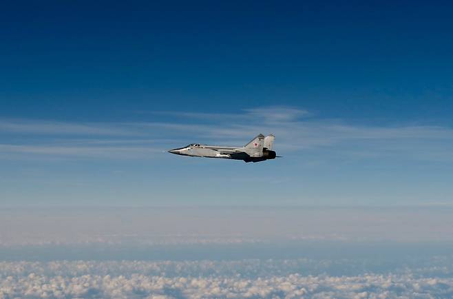 스웨덴 공군이 에스토니아 영공을 침범한 러시아 미그-31 전투기가 발트해 상공을 비행하는 모습을 공개했다./AFP 연합뉴스