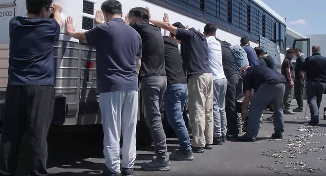미국 이민세관단속국 ICE(U.S. Immigration and Customs Enforcement)가 조지아주 배터리 공장 건설 현장의 한국인 직원 300여 명을 기습 단속·구금하는 영상을 공개했다. /ICE 홈페이지