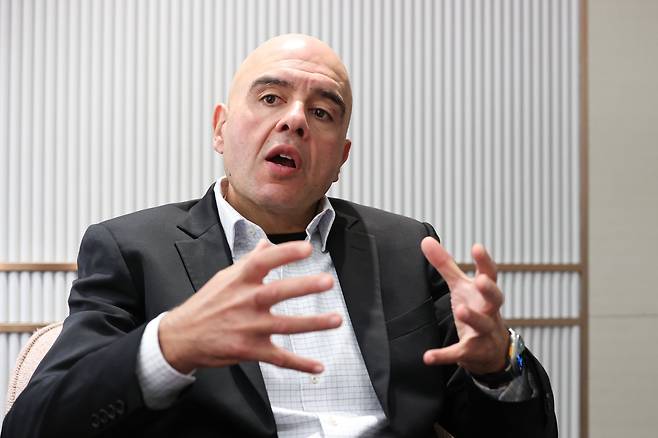 모하메드 아와드 Arm 수석부사장이 지난달 27일 서울 소공동 웨스틴조선호텔에서 조선비즈와 인터뷰를 하고 있다./조선비즈