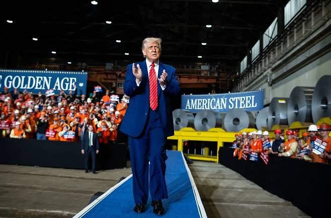 도널드 트럼프 미국 대통령이 지난 5월 30일 펜실베니아 웨스트 미플린에 있는 US스틸 어바인 공장을 찾은 모습. /백악관 제공