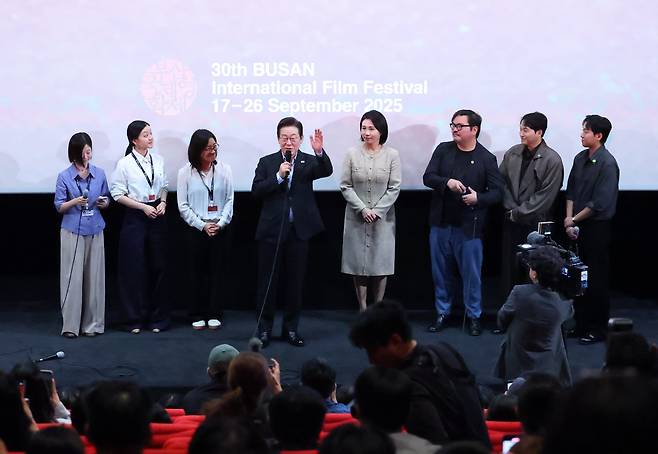 이재명 대통령이 20일 부산 해운대구 영화의전당에서 부산국제영화제 공식상영작 '극장의 시간들' 관람 후 감독, 배우들과 무대에 올라 발언하고 있다. /연합뉴스