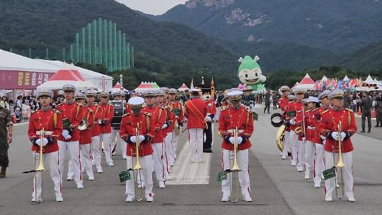 지난 19일 2025 계룡軍문화축제 로드 퍼레이드 시작 전 준비 모습. 정종만 기자