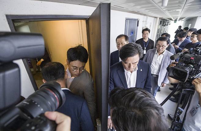 김건희 특검팀(특별검사 민중기)이 통일교인의 국민의힘 당원 가입 여부 자료와 관련해 압수수색을 벌인 18일 오후 서울 여의도 국민의힘 당원 명부 데이터베이스 관리 업체 사무실로 국민의힘 의원들이 들어가고 있다. 뉴시스