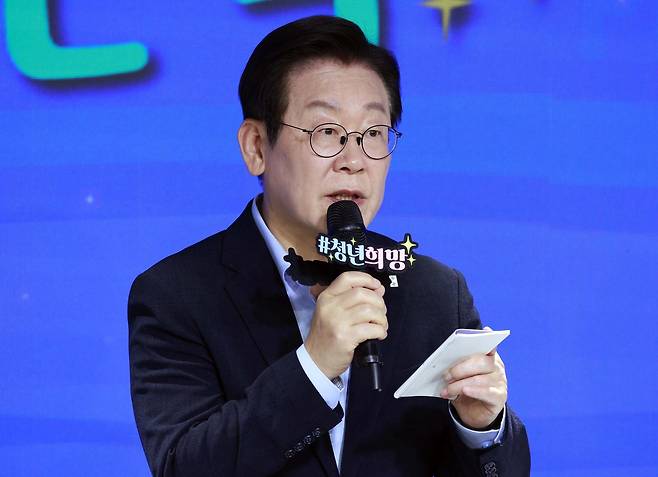 이재명 대통령이 19일 서울 마포구 구름아래 소극장에서 열린 2030 청년 소통·공감 토크콘서트에서 발언하고 있다. 2025.09.19. [서울=뉴시스]