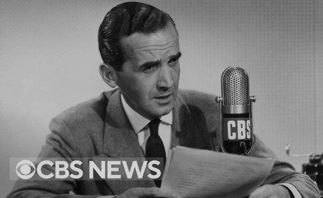 1954년 다큐멘터리쇼 ‘See It Now’에서 매카시의 실체를 폭로한 에드워드 머로. 그는 당대 최고의 저널리스트로 꼽혔다. 매카시 비판 방송 뒤 CBS 본사엔 수만 통의 편지와 전보, 전화가 쏟아졌는데, 15대 1의 비율로 머로를 지지하는 내용이 절대 다수였다. CBS