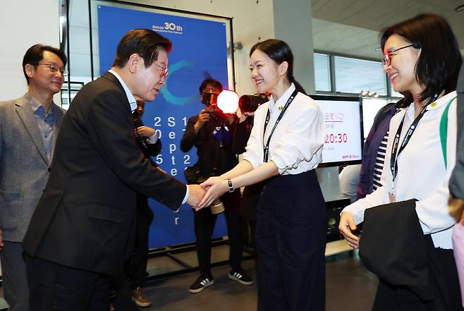 이재명 대통령이 20일 부산 해운대구 영화의전당에서 부산국제영화제 공식상영작 ‘극장의 시간들’ 관람에 앞서 배우 고아성과 인사하고 있다. (대통령실통신사진기자단) 2025.09.20. 뉴시스