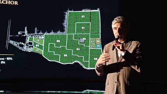 리케 티라도 돈 멜초 최고경영자(CEO)는 지난 1일 서울 강남구에서 열린 프리미엄 와인 브랜드 돈 멜초의 신규 와인 '디엠/01(DM/01) 2022' 론칭 행사에서 와이너리에 대해 설명하고 있다. 사진=이환주 기자