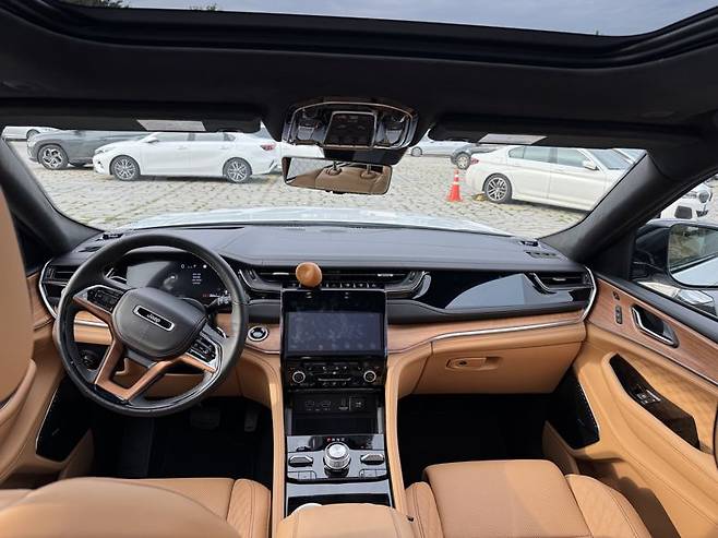 지프 그랜드 체로키L 실내. 정원일 기자