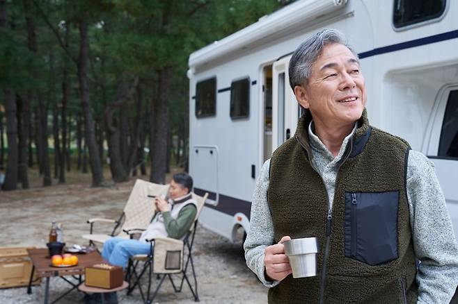 은퇴 후 여유롭진 않더라고 기본적인 취미생활을 하면서 살 수 있는 적정 생활비는 월 336만원, 생존을 위한 최소 생활비는 240만원인 것으로 나타났다. 그러나 실제 은퇴가구들이 조달할 수 있는 돈은 월 212만원으로 적정 생활비에도 못 미치는 수준이라고 한다. /게티이미지뱅크