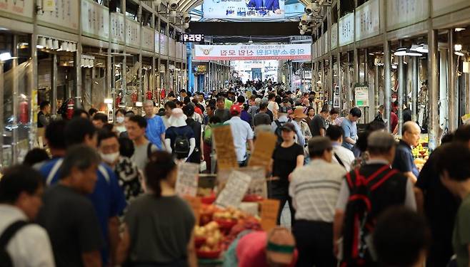 서울 동대문구 청량리 전통시장을 찾은 시민들이 장을 보고 있다.  뉴스1