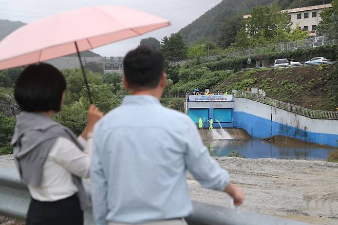 20일 강릉시 성산면 남대천 상류에서 시민들이 도암댐 비상 방류를 지켜보고 있다. 도암댐 방류는 2001년 수질 문제 등으로 중단된 이후 24년 만이다. 연합뉴스