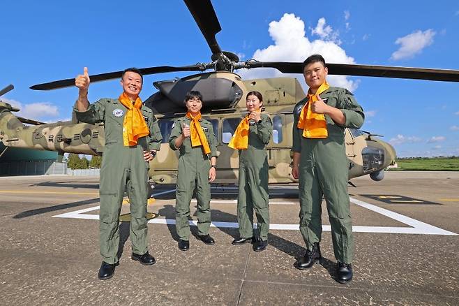 육군 '수리온 국민 조종사'로 임명된 손승목(61), 김영호 (26), 이환아(40), 진건목(34)씨. 육군 제공목(34)씨. 육군 제공