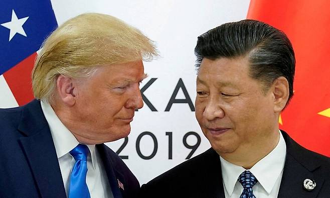 도널드 트럼프 미국 대통령이 2019년 6월 29일 일본 오사카에서 열린 G20 정상회의에서 시진핑 중국 국가주석과 양자 회담을 시작하며 만나는 모습. 오사카/로이터 연합뉴스