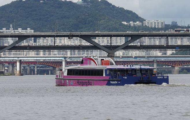정식 운항을 시작한 한강버스가 18일 서울 송파구 잠실 선착장을 출발해 뚝섬 선착장으로 향하고 있다. 연합뉴스