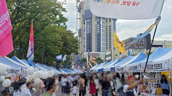 20일 오후 대구시 중구 2·28기념공원 앞 달구벌대로 일대에서 열리는 제17회 대구퀴어문화축제 ‘우리는 지(워지)지 않아’가 열렸다. 김규현 기자