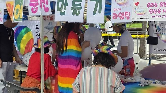 20일 오후 대구시 중구 2·28기념공원 앞 달구벌대로 일대에서 열리는 제17회 대구퀴어문화축제 ‘우리는 지(워지)지 않아’가 열렸다. 김규현 기자