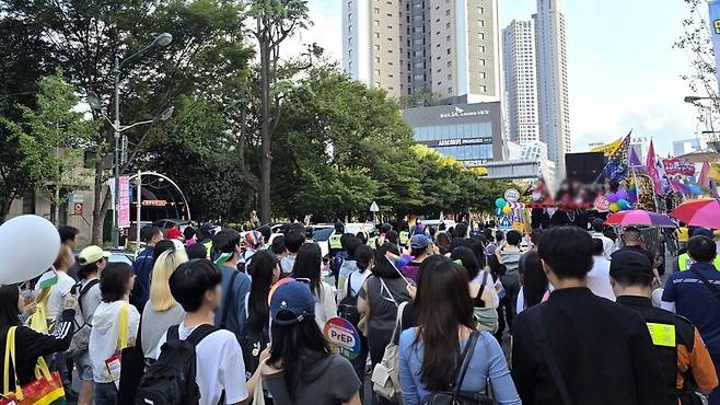 20일 오후 대구시 중구 2·28기념공원 앞 달구벌대로 일대에서 열리는 제17회 대구퀴어문화축제 ‘우리는 지(워지)지 않아’가 열렸다. 김규현 기자