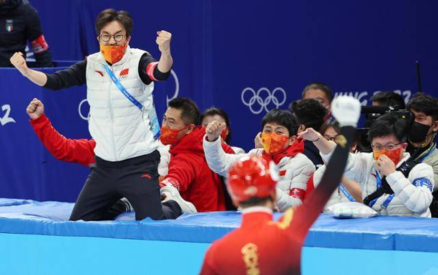 2022 베이징 동계올림픽 당시 중국 쇼트트랙 대표팀을 지휘했던 김선태(왼쪽 첫 번째) 전 감독이 중국의 금메달에 두 주먹을 불끈 쥐며 기뻐하고 있다. 왼쪽 세 번째는 빅토르 안 코치. 연합뉴스