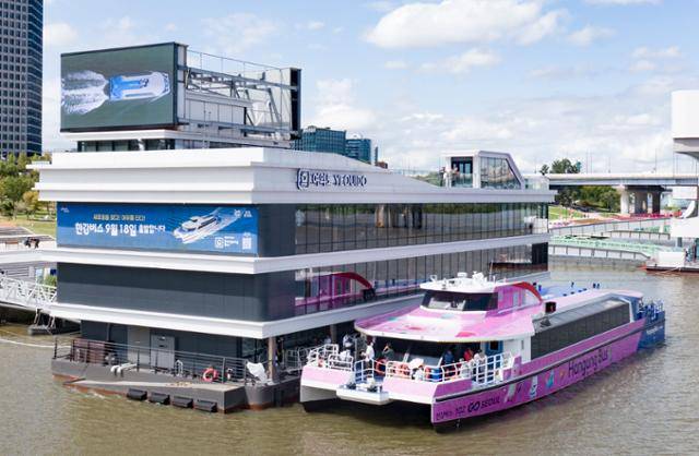 한강버스가 공식 취항한 지난 18일 서울 영등포구 여의도선착장에 한강버스 한 척이 정박해 있다. 서울시 제공