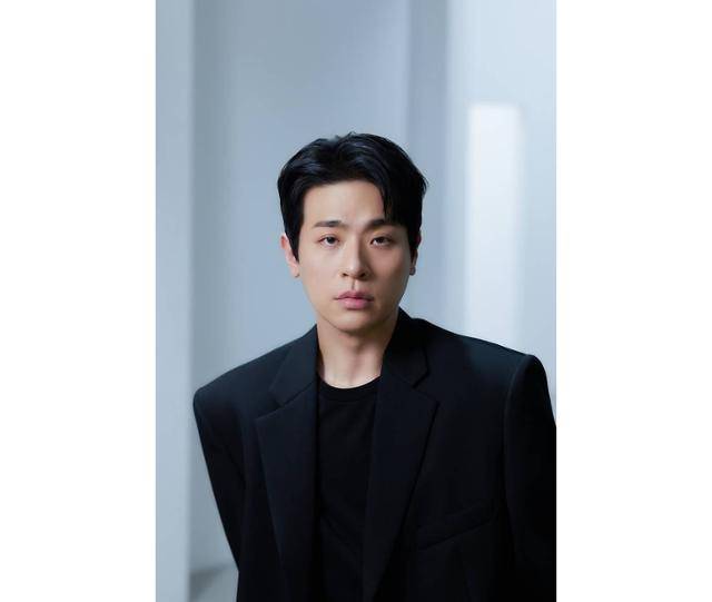 최근 서울 종로구에 위치한 한 카페에서 박정민은 기자와 만나 최근 개봉한 '얼굴' 관련 인터뷰를 진행했다. '얼굴'은 앞을 보지 못하지만 전각 분야의 장인으로 살아온 임영규와 그의 아들 임동환이 40년간 묻혀 있던 어머니의 죽음을 둘러싼 미스터리를 파헤치는 이야기다. 플러스엠엔터테인먼트 제공