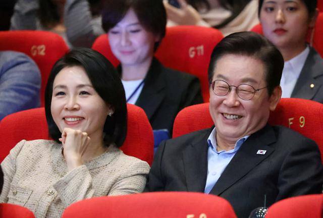 이재명 대통령과 김혜경 여사가 20일 부산 해운대구 영화의전당에서 부산국제영화제 공식상영작 '극장의 시간들'을 관람한 뒤 웃고 있다. 대통령실통신사진기자단