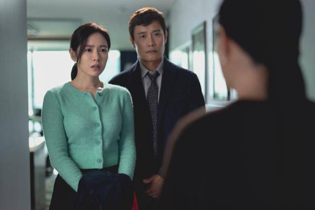 손예진 이병헌이 부부 연기를 펼쳤다. '어쩔수가없다' 스틸컷