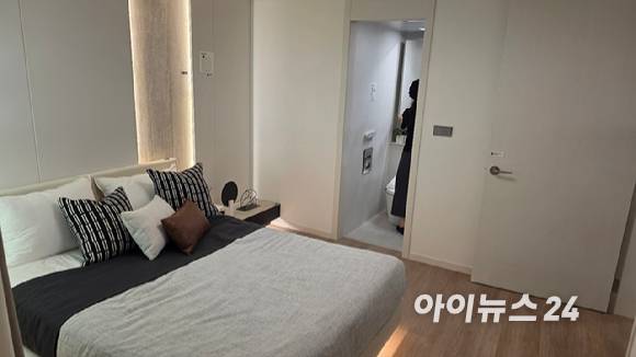 19일 경기 광명시 철산동 '철산역 자이' 견본주택에 마련된 전용 59㎡B 평형 안방. [사진=이수현 기자]