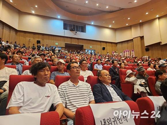 이철 전남도의회 부의장, ‘약속’ 출판기념회 에 많은 지역주민이 참석해 축하를 하고 있다. [사진=김상진 기자]