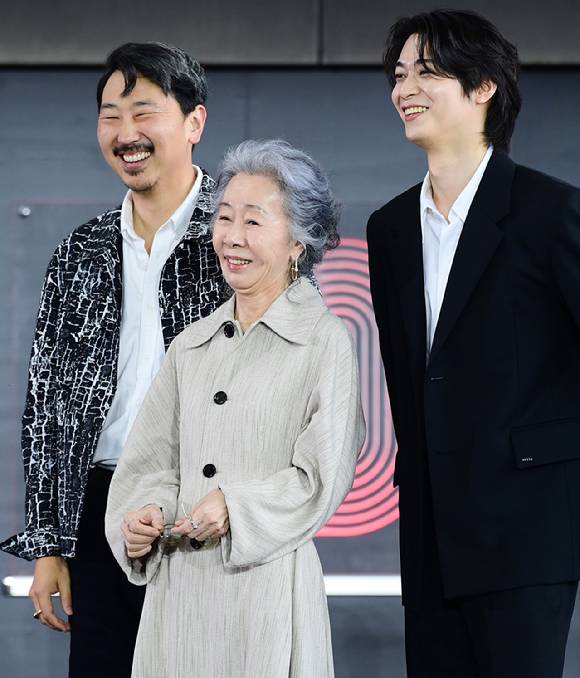 앤드류 안 감독-배우 윤여정-한기찬이 19일 오후 부산광역시 해운대구 우동 영화의 전당에서 열린 제30회 부산국제영화제(BIFF) '결혼 피로연' 야외무대인사 행사에 참석하고 있다. [사진=정소희 기자]