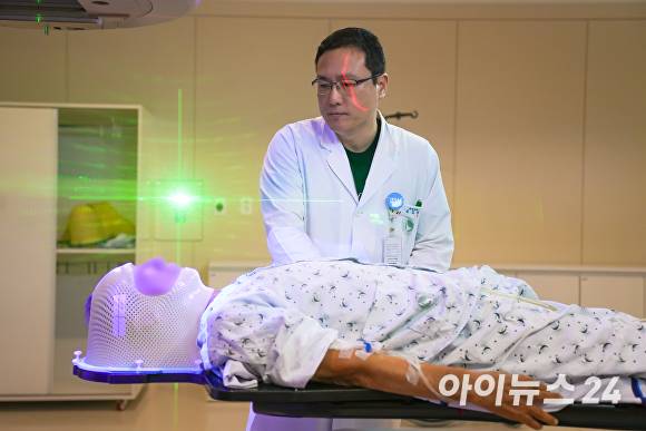 신경외과 김효창 과장이 방사선뇌수술 치료전 환자 상태를 살피고 있다. [사진=포항성모병원]