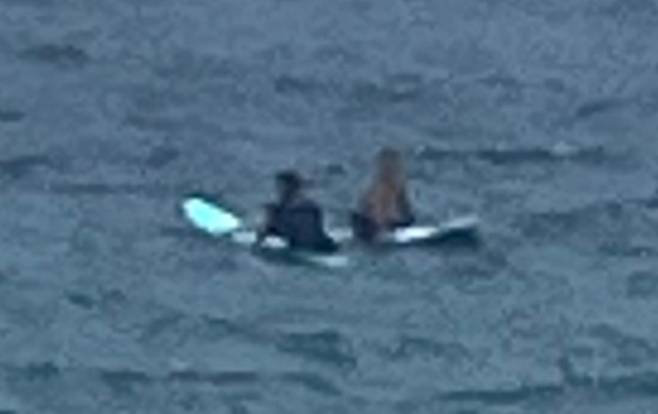 김양재 경사가 물에 빠진 관광객에 접근해 안전 조치 중인 모습 (제주경찰청 제공)