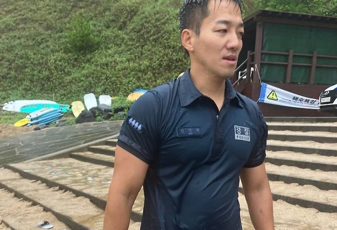 관광객을 구조하고 나온 김양재 경사 (제주경찰청 제공)