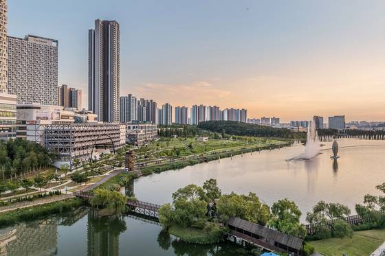 동탄 호수공원의 호수 뷰. 왼쪽에 지난 5월 준공한 주차타워가 있다.  사진 홍성준 작가(디자인예감)