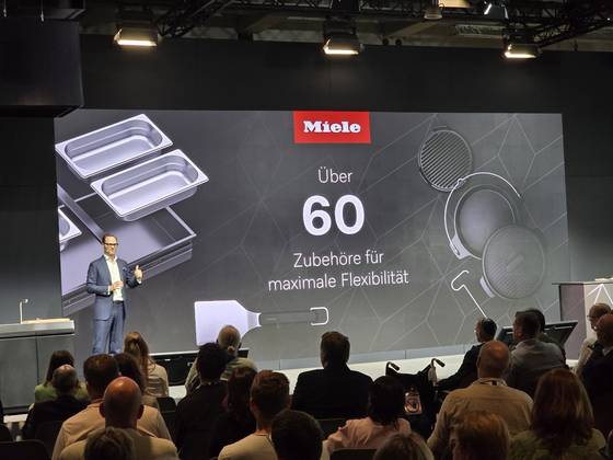 악셀 크닐 마케팅 및 세일즈 총괄 사장이 지난 3일(현지시간) 독일 베를린에서 열린 'IFA 2025' 밀레 글로벌 프레스 컨퍼런스에서 발표를 하고 있다. 밀레 제공